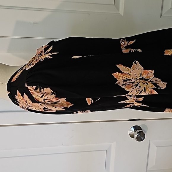 DR2 Women's black Floral design blouse. Long sleeves.  HI/LO. Size small. - Picture 4 of 9